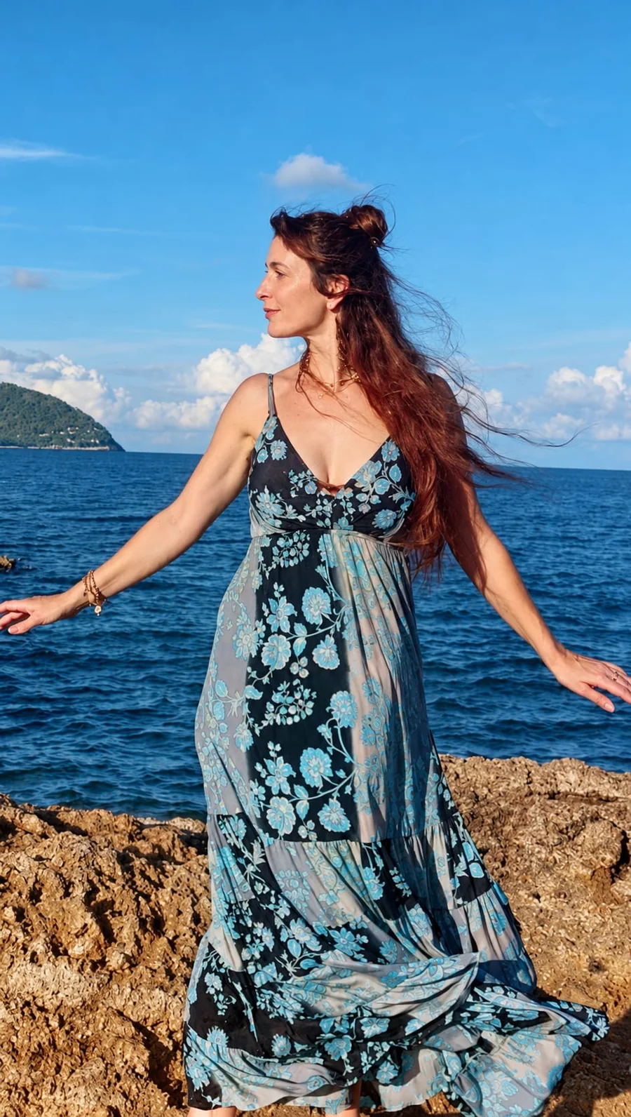 Katharina am Meer, sie schaut in die Ferne, das Haar weht im Wind